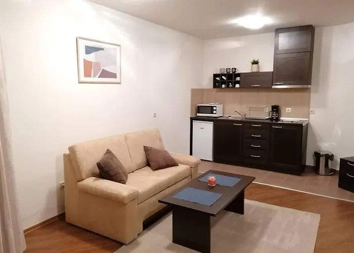 Sunny - Few Steps From Gondola Apartment